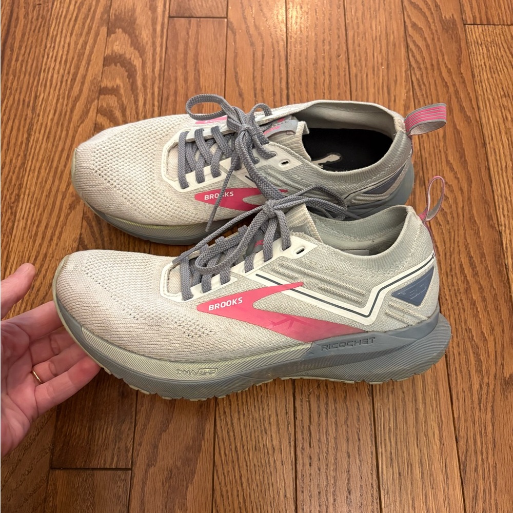 Brooks Ricochet Women's Athletic Shoes in Gray and Pink